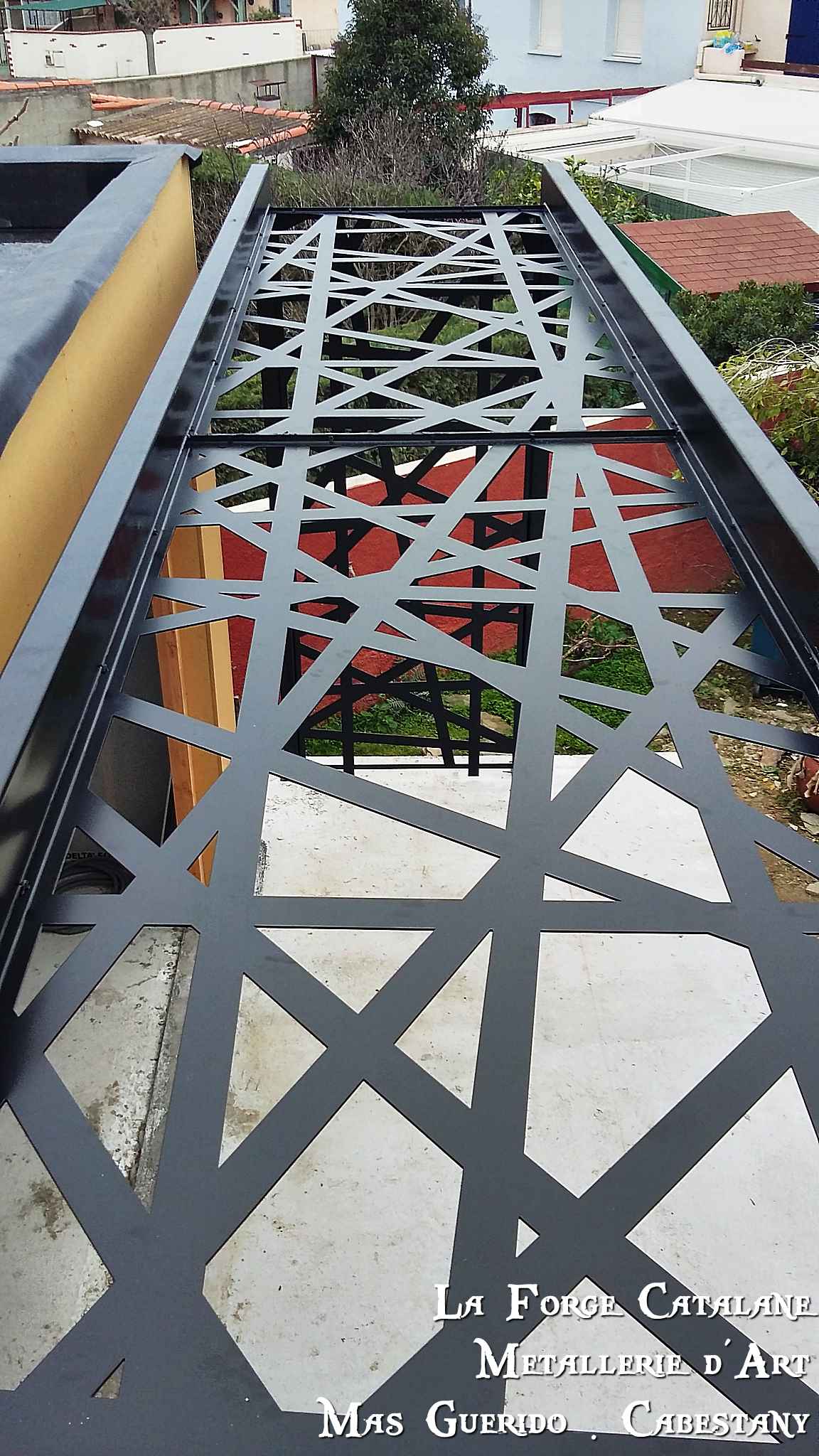 casquette decoupe laser moderne ossature tube rectangulaire 3 forge catalane.jpg